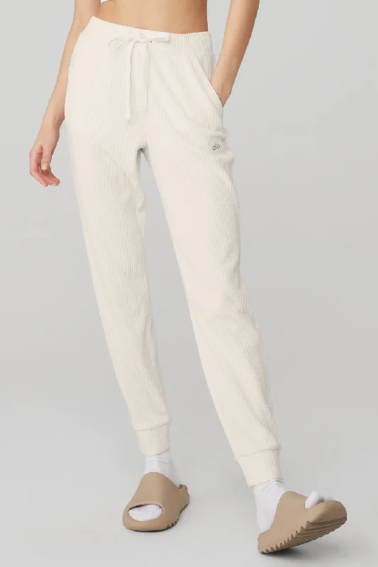 Skinny Fit Women's Leather Look Leggings for a Rocker VibeMuse Sweatpant - Ivory