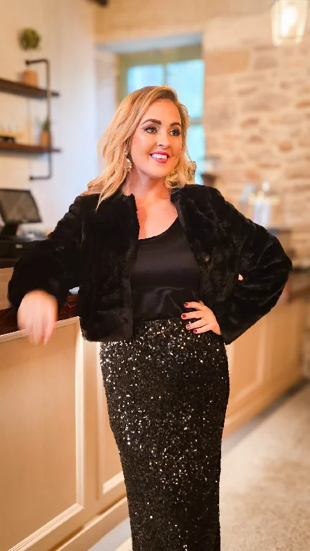 Oversized women's wool coats in a monochromatic look for a trendy outfitVida Black Fur Oversized women's wool coats in a monochromatic look for a trendy outfitVida Black Fur