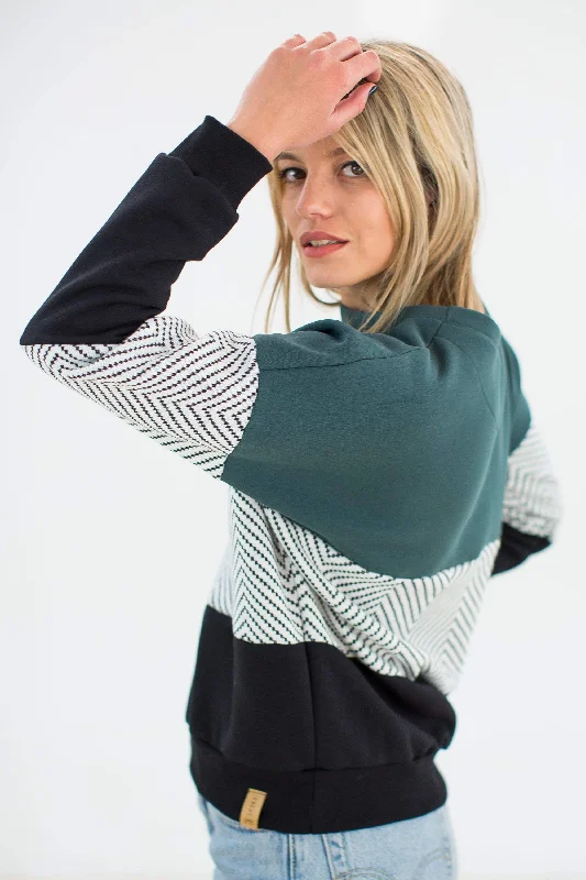 Sweater Mia in green, white herringbone & black.