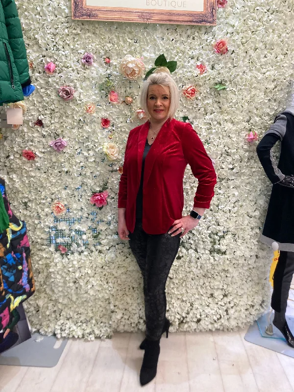 Women's cropped down jackets in bold colors for a sporty and fashionable winter outfitFm red velvet jacket Women's cropped down jackets in bold colors for a sporty and fashionable winter outfitFm red velvet jacket